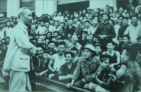 Bác Hồ đến thăm và nói chuyện với cán bộ, công nhân Nhà máy Xe lửa Gia Lâm, ngày 19/5/1955 Ảnh TL