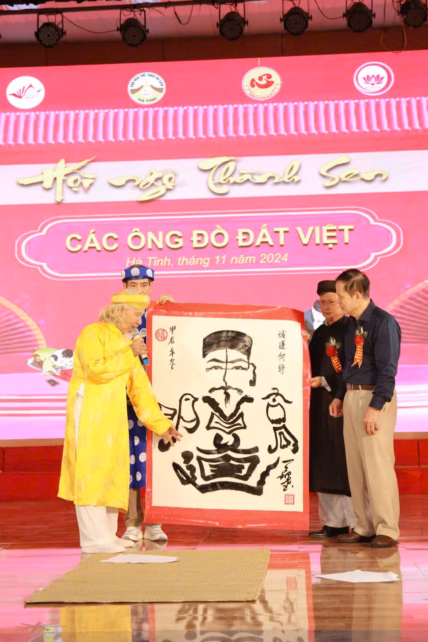 Nhà thư pháp Lê Thiên Lý với tác phẩm thư pháp sáng tác theo thể nhân diện thư.