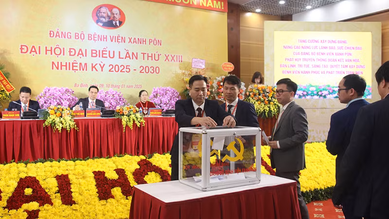 Các đại biểu bỏ phiếu bầu Ban Chấp hành Đảng bộ Bệnh viện Xanh Pôn, nhiệm kỳ 2025-2030.