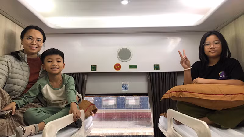 Niềm vui của hành khách trên chuyến tàu về quê đoàn viên ngày Tết.