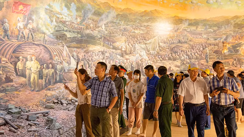 Bức tranh panorama “Chiến dịch Điện Biên Phủ” tạo ấn tượng với khách tham quan. Bức tranh panorama “Chiến dịch Điện Biên Phủ” tạo ấn tượng với khách tham quan.