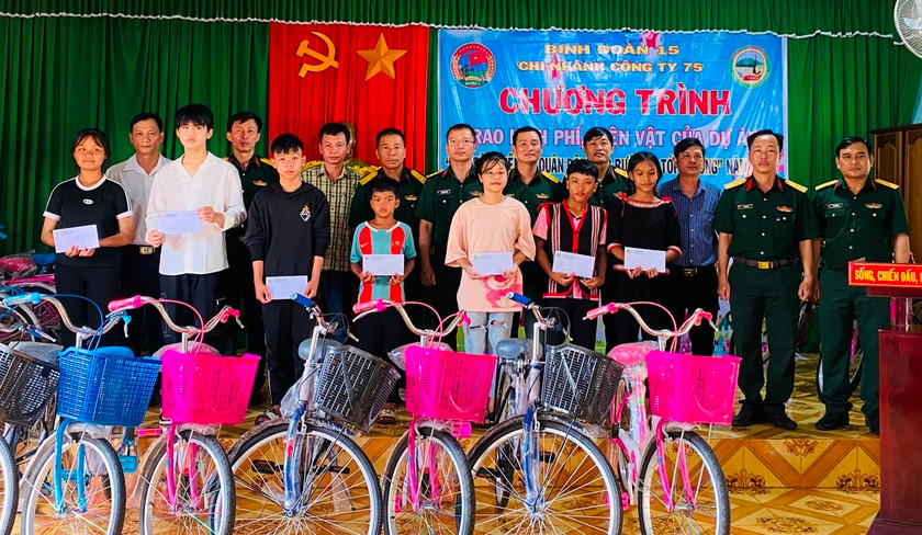 Chi nhánh Công ty 75 trao tiền và hiện vật cho các em học sinh có hoàn cảnh khó khăn. Ảnh: Báo Gia Lai