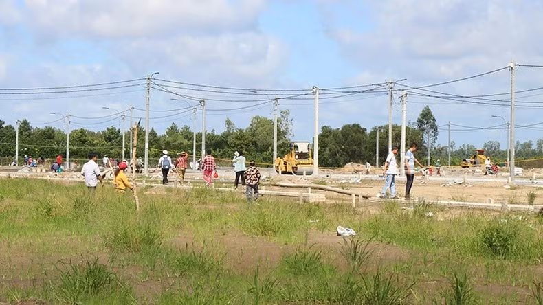 Người dân xem thực địa đất tái định cư sau khi bốc thăm. Ảnh: Phùng Dũng