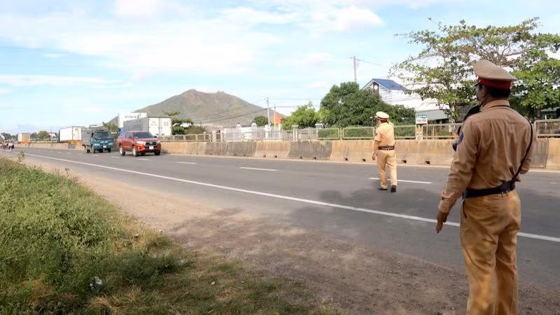 Kiểm tra các phương tiện đi trên Quốc lộ 1A.