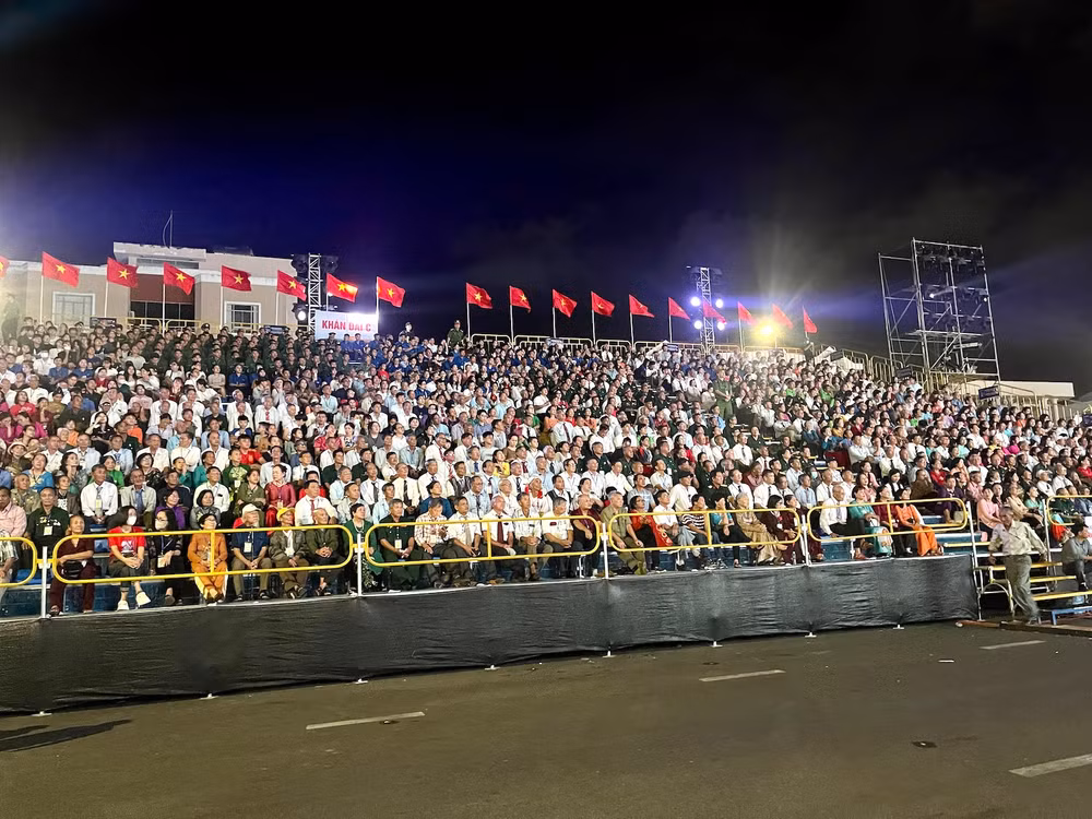 Nhiều người dân tham dự chương trình.