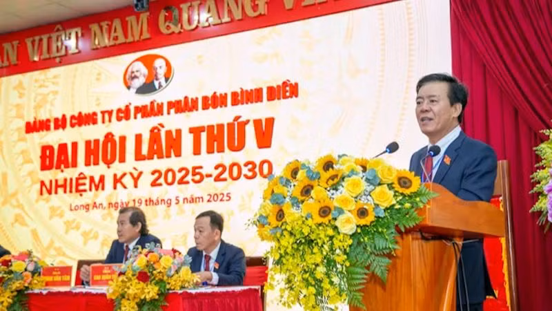 Bí thư Đảng ủy Công ty CPPB Bình Điền Ngô Văn Đông phát biểu.