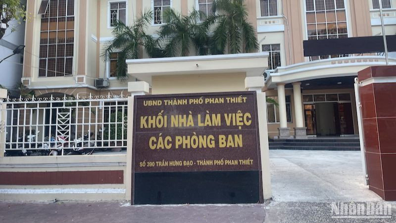 Nhiều viên chức, lãnh đạo của Ủy ban nhân dân thành phố Phan Thiết đã không kiểm soát đồng ý cấp giấy chứng nhận quyền sử dụng đất thửa số 19 tại xã Tiến Thành. Nhiều viên chức, lãnh đạo của Ủy ban nhân dân thành phố Phan Thiết đã không kiểm soát đồng ý cấp giấy chứng nhận quyền sử dụng đất thửa số 19 tại xã Tiến Thành.