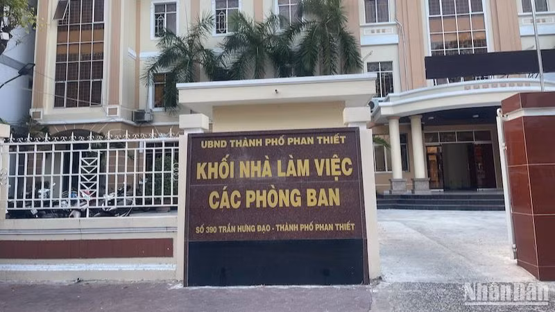 Nhiều viên chức, lãnh đạo của Ủy ban nhân dân thành phố Phan Thiết đã không kiểm soát đồng ý cấp giấy chứng nhận quyền sử dụng đất thửa số 19 tại xã Tiến Thành.