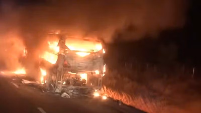 Xe khách giường nằm bốc cháy trên cao tốc.