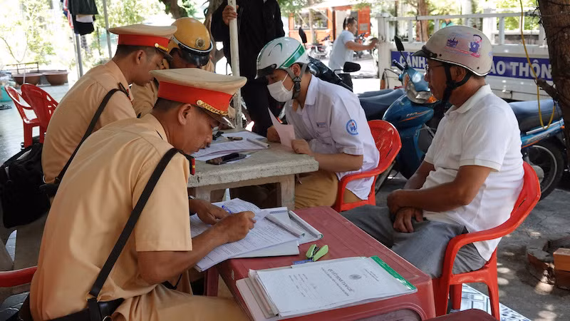 Xử lý học sinh vi phạm giao thông.