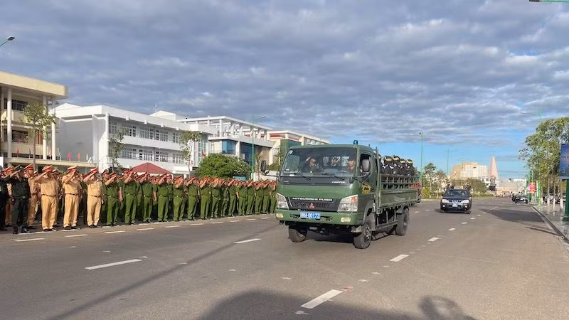 Công an ra quân đợt cao điểm trấn áp tội phạm.
