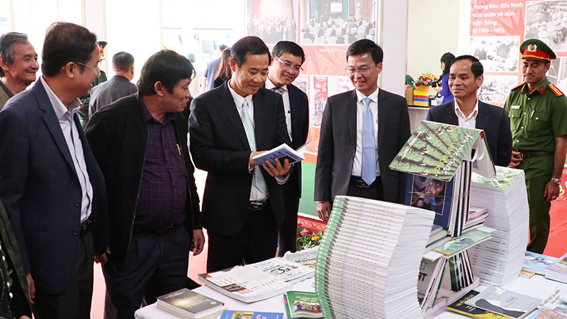 Các đại biểu tham quan triển lãm.