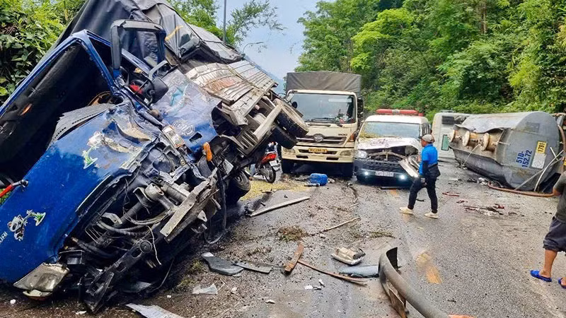 Hiện trường vụ 4 ô-tô va chạm trên đèo Bảo Lộc.