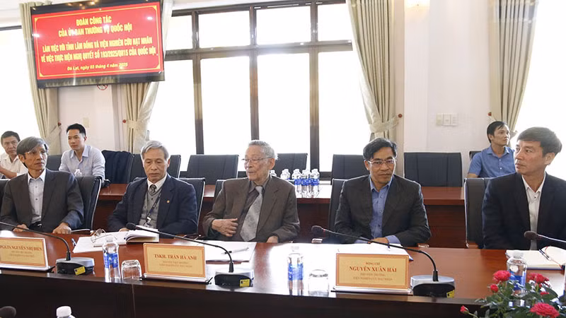 Các đại biểu lắng nghe ý kiến chỉ đạo của đồng chí Phó Chủ tịch Quốc hội Nguyễn Đức Hải.
