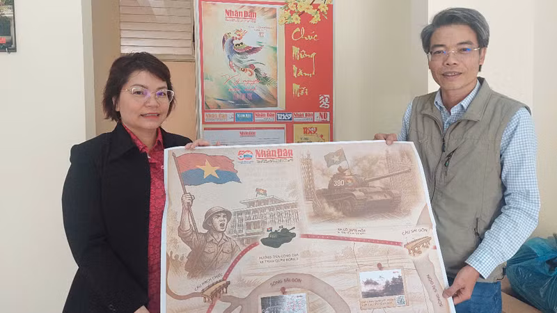 Chị Hoàng Nhật Lệ cùng nhiều bạn đọc háo hức, thích thú khi được cầm trên tay bản phụ san đặc biệt của Báo Nhân Dân.