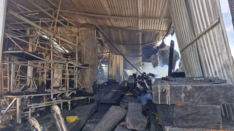 Xưởng gỗ rộng hàng trăm mét vuông bị thiêu rụi hoàn toàn.