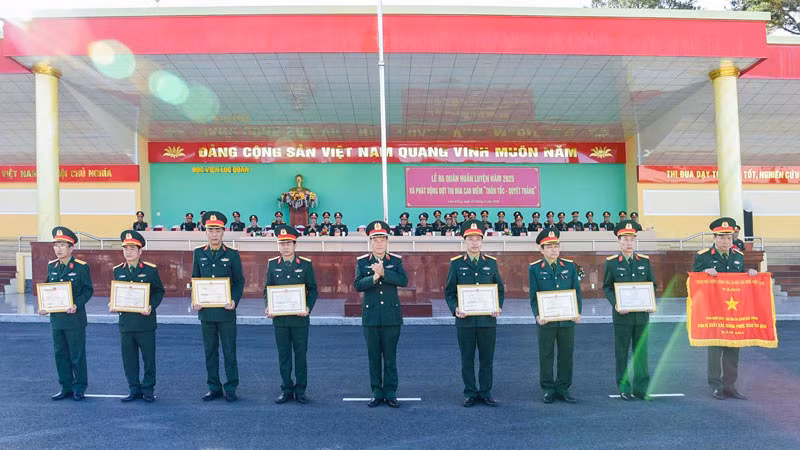 Giám đốc Học viện, thừa ủy quyền của Thủ tướng Chính phủ và Quân ủy Trung ương, Bộ Quốc phòng trao thưởng cho các tập thể, cá nhân.