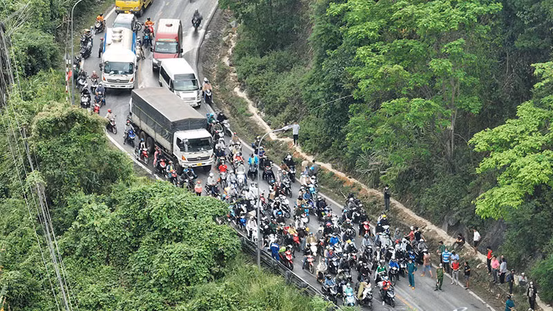 Vụ tai nạn khiến giao thông qua khu vực đèo Bảo Lộc bị ách tắc nghiêm trọng.