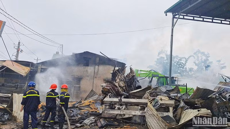 Khống chế đám cháy xưởng gỗ quy mô lớn ở thành phố Bảo Lộc, tỉnh Lâm Đồng.