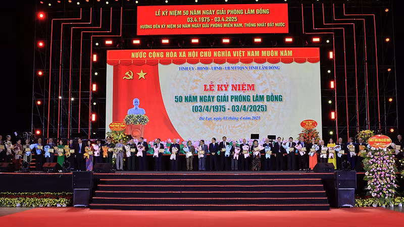 Tặng kỷ niệm chương “Vì sự nghiệp xây dựng và phát triển tỉnh Lâm Đồng” cho các cá nhân tiêu biểu.