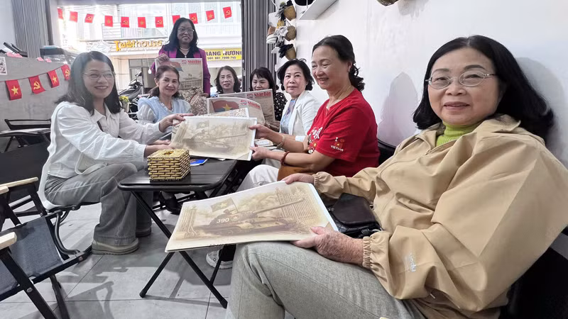 Cán bộ hưu trí tại thành phố Đà Lạt đón nhận ấn bản phụ san đặc biệt của Báo Nhân Dân.