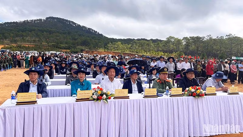 Quang cảnh lễ phát động trồng cây nhân dịp kỷ niệm 135 năm Ngày sinh Chủ tịch Hồ Chí Minh.