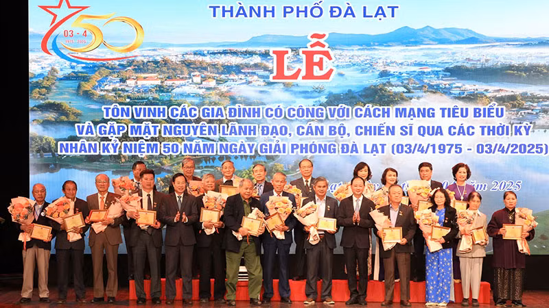Trao tặng kỷ niệm chương “Vì sự nghiệp xây dựng và phát triển tỉnh Lâm Đồng” cho các cá nhân tiêu biểu.