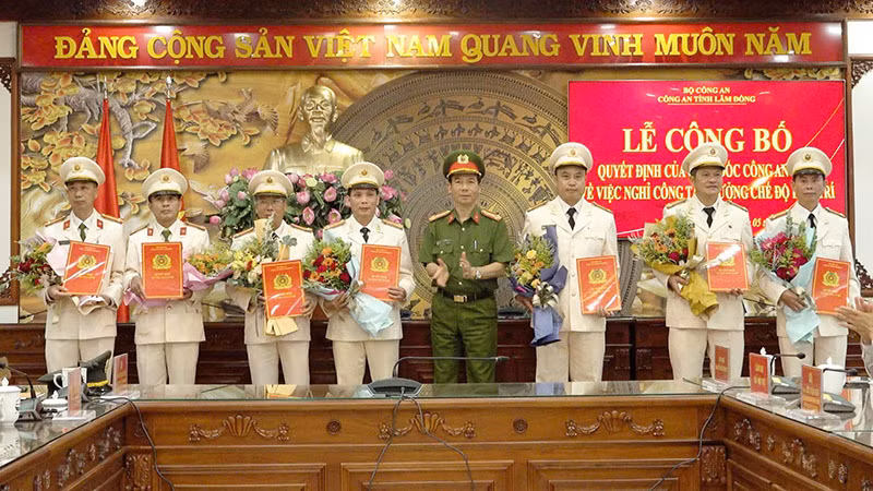 Lãnh đạo Công an tỉnh Lâm Đồng trao quyết định cho các đồng chí nghỉ hưu.