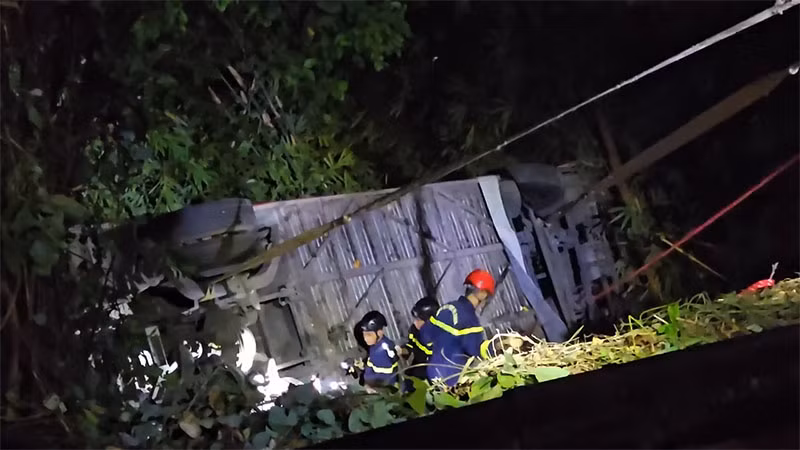 Lực lượng chức năng có mặt tại hiện trường giải cứu người bị nạn.