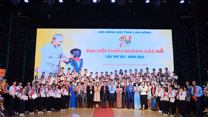 Các đại biểu cùng 84 thiếu nhi tiêu biểu đạt danh hiệu Cháu ngoan Bác Hồ.