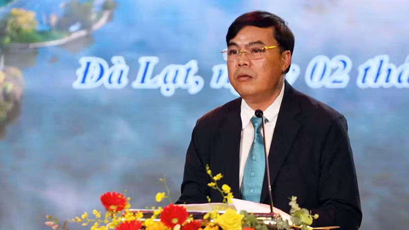 Bí thư Thành ủy Đà Lạt Đặng Đức Hiệp đọc diễn văn tại lễ tôn vinh.