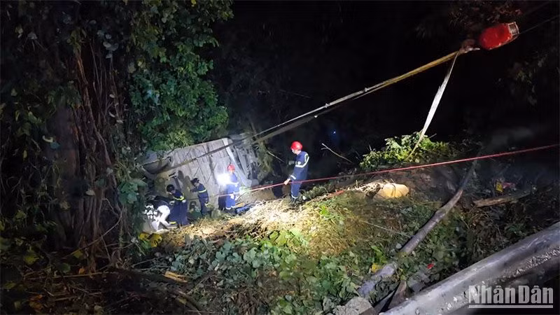 Hiện trường xe khách 52 chỗ ngồi lao xuống vực sâu trên đèo Bảo Lộc.