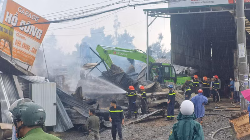 Đội Cảnh sát Phòng cháy chữa cháy-Cứu hộ cứu nạn Khu vực 3 phối hợp lực lượng chữa cháy tại chỗ khẩn trương dập lửa.