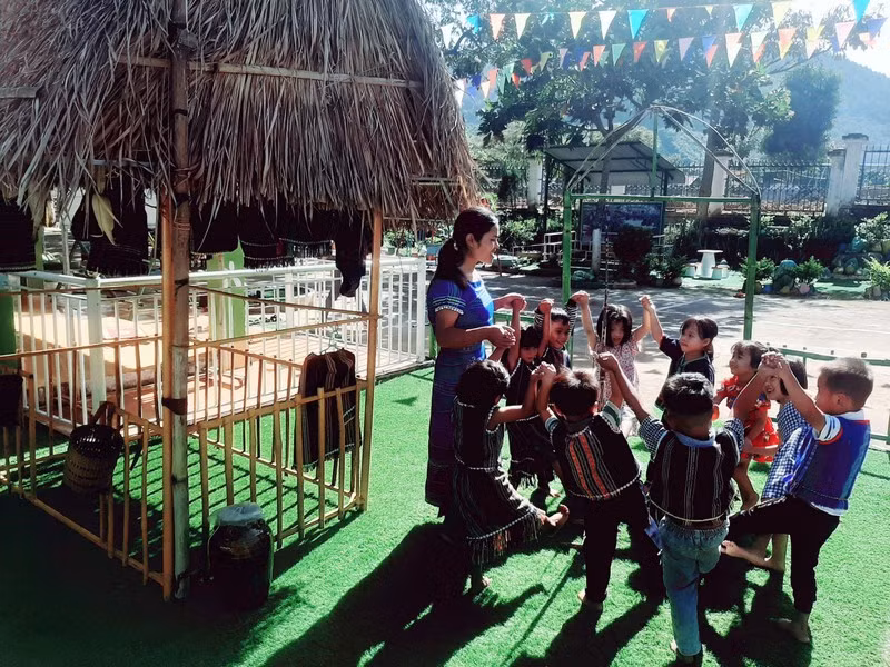 Cô giáo và các học sinh mầm non người dân tộc Cơ Ho, huyện Đam Rông, tỉnh Lâm Đồng.