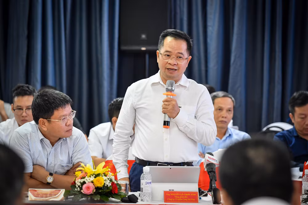 Ông Nguyễn Lê Chơn Tâm, Tổng Giám đốc Cảng Sài Gòn trình bày tham luận Xây dựng cảng du lịch quốc tế Nhà Rồng-Khánh Hội.