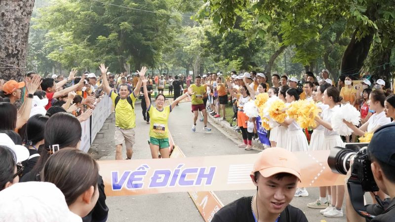 Các vận động viên về đích.
