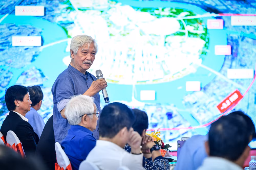 Nhà sử học Dương Trung Quốc cho biết Thành phố Hồ Chí Minh chính là thành phố cảng xuất hiện sớm nhất của Việt Nam.