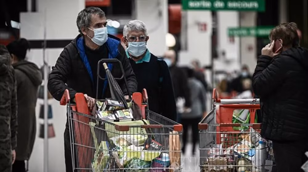 Người dân mua hàng trong siêu thị tại Bordeaux, Pháp. Ảnh tư liệu: AFP/TTXVN