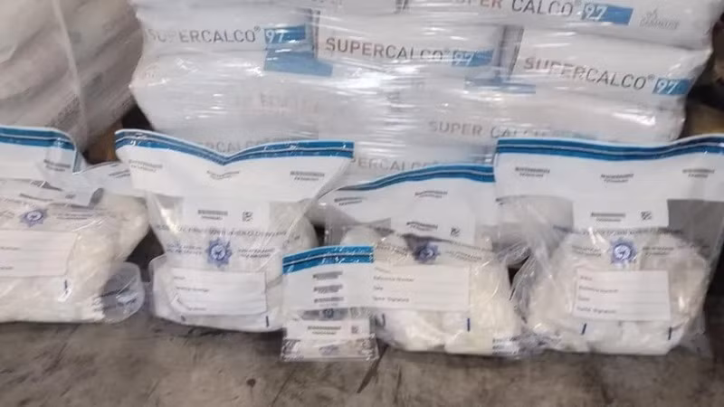 Số ma túy đá trị được phát hiện giấu trong một chiếc bàn bi-a bằng gỗ tại Sân bay quốc tế OR Tambo. (Ảnh: SAPS)