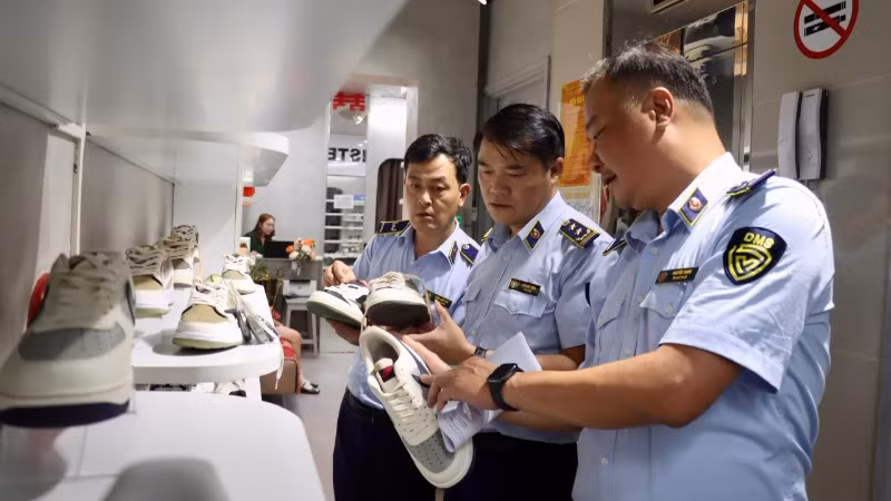 Lực lượng quản lý thị trường kiểm tra hàng hóa vi phạm tại một cửa hàng trên địa bàn thành phố Đà Nẵng.