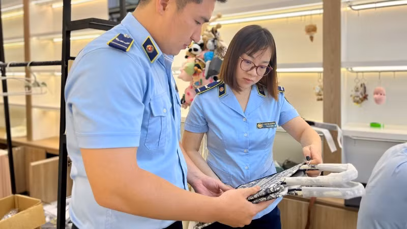 Một sản phẩm túi xách được lực lượng quản lý thị trường xác định là hàng hóa vi phạm.