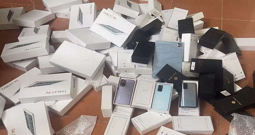 Các sản phẩm điện tử là điện thoại, máy tính bảng được lực lượng chức năng thu giữ.