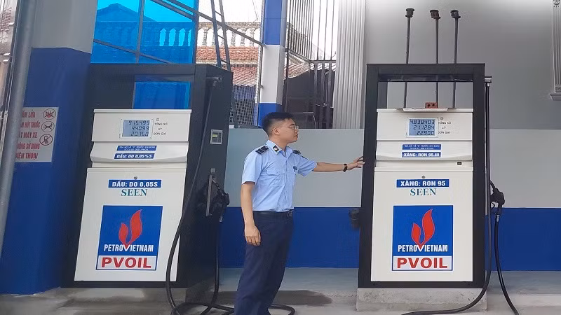 Lực lượng quản lý thị trường tỉnh Nam Định kiểm tra việc chấp hành pháp luật trong kinh doanh xăng dầu tại một cơ sở trên địa bàn.