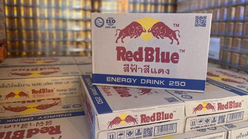 Các thùng sản phẩm nước tăng lực Red Blue xâm phạm quyền nhãn hiệu đang chuẩn bị được đưa ra thị trường tiêu thụ. Các thùng sản phẩm nước tăng lực Red Blue xâm phạm quyền nhãn hiệu đang chuẩn bị được đưa ra thị trường tiêu thụ.