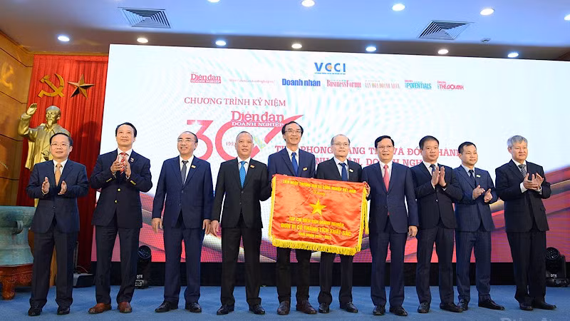 Lãnh đạo Tạp chí Diễn đàn Doanh nghiệp đón nhận Cờ thi đua và Bằng khen.