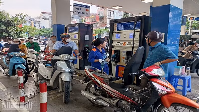 Bộ Tài chính đang đề xuất tiếp tục giảm 50% thuế bảo vệ môi trường với xăng dầu, mỡ nhờn trong năm 2024.