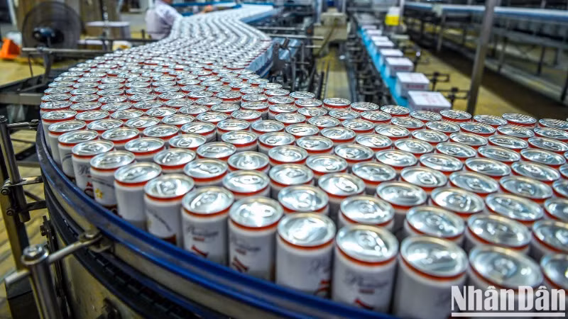 Dây chuyền sản xuất bia lon của một doanh nghiệp Việt Nam. (Ảnh: THÀNH ĐẠT).