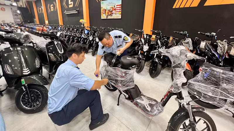 Lực lượng Quản lý thị trường niêm phong các sản phẩm xe đạp điện vi phạm tại một cửa hàng trong hệ thống phoxedien.com.
