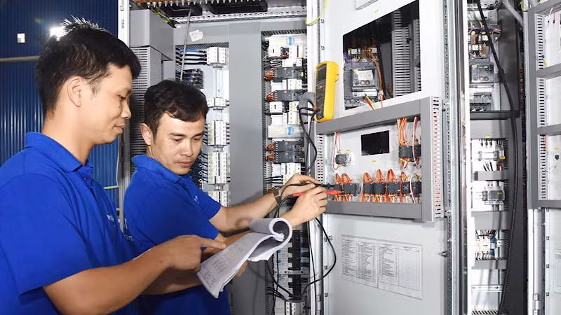 Công nhân Công ty Trách nhiệm hữu hạn Vander Leun ( Khu Công nghiệp Nam Cầu Kiền, Hải Phòng) chuyên sản xuất và lắp ráp tủ bảng điện cho tàu thủy.