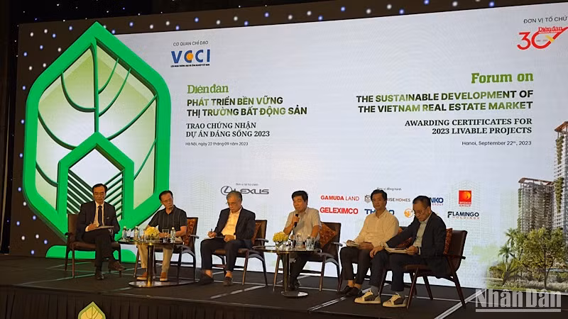 Các diễn giả, chuyên gia kinh tế tham dự Diễn đàn phát triển bền vững thị trường bất động sản.
